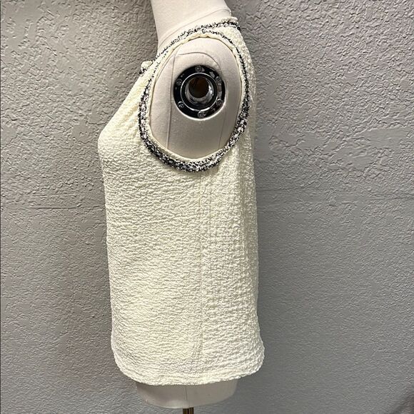 Elegant White Sleeveless Top - Picture 4 of 4